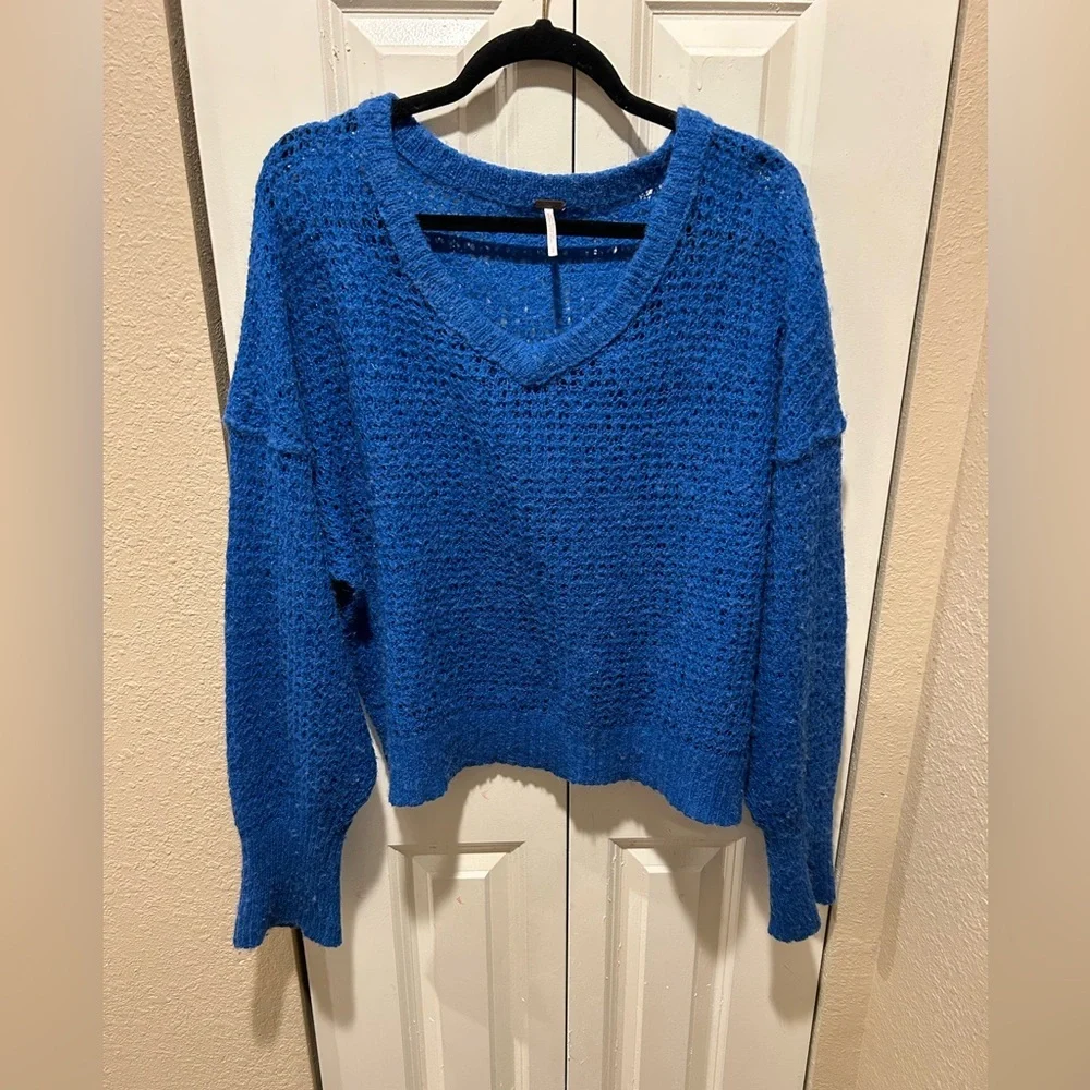 Free People Lightweight KnIt V-Neck In Parrot Blue , size S - Picture 8 of 10